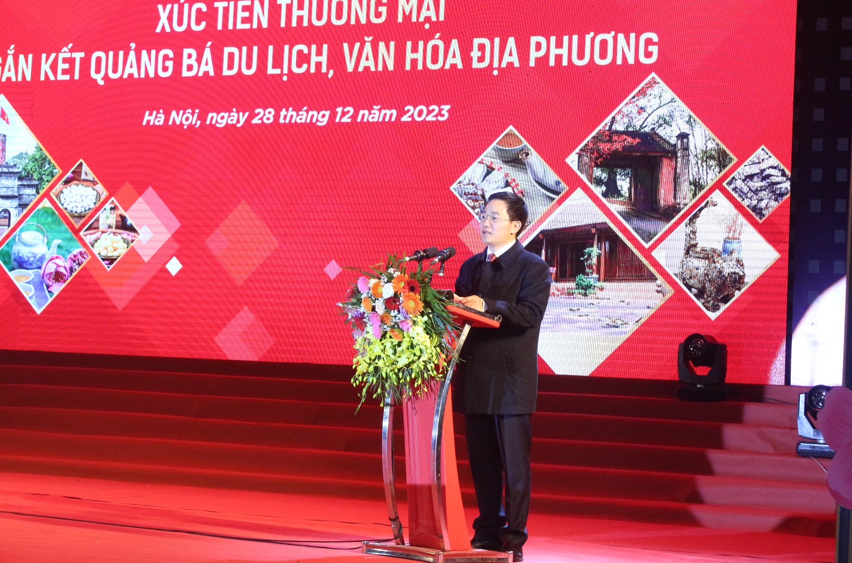 Bí thư Thị ủy Sơn Tây Trần Anh Tuấn phát biểu tại Lễ Khai mạc Hội chợ